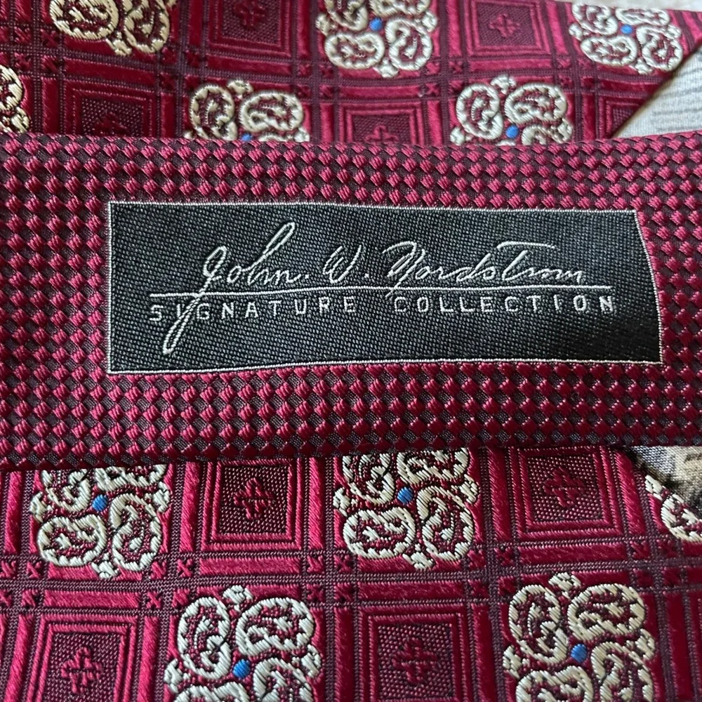 John W. Nordstrom Signature Collection clsssic Silk‎ Tie Red medallion textured